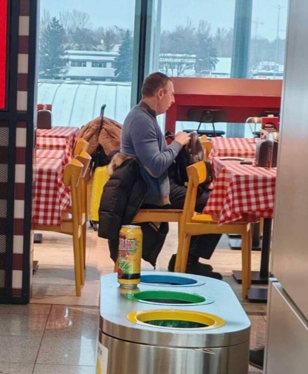 На Украине сообщили, что бывший первый помощник президента Шефир покинул страну