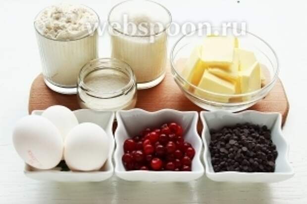 Для печенья, понадобится: мука, сахар, сливочное масло, яйца, шоколадные капли, соль. Я добавила 100 г — клюквы и 0,5 ч. л. разрыхлителя.