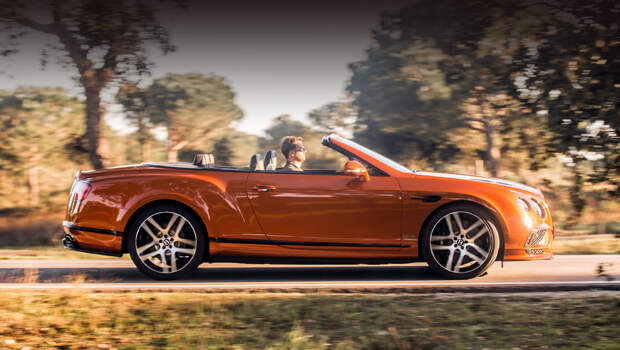 Bentley continental gt,Bentley continental supersports. Кабриолет и купе Bentley Continental Supersports оснащались наддувным мотором W12 6.0 (710 л.с., 1017 Н•м). Время разгона с нуля до сотни для двух типов кузовов — 3,9 и 3,5 с, максималка — 330 и 336 км/ч соответственно.