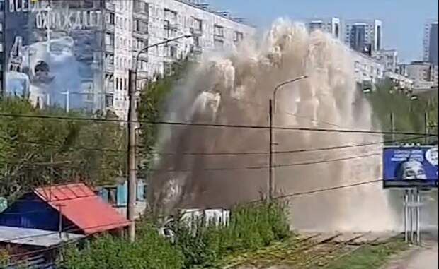На Гусинобродском шоссе в Новосибирске забил "коммунальный" фонтан