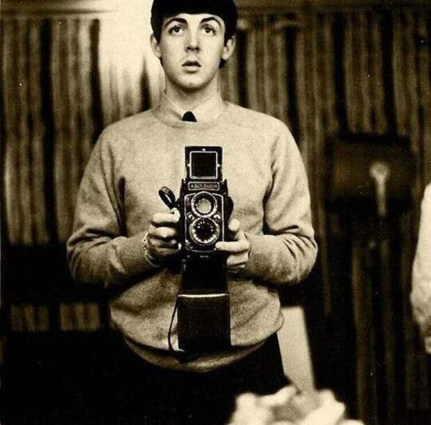 8. Молодой Маккартни делает селфи в зеркале, 1959 год