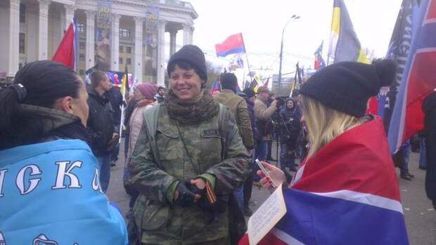 На митинге в Москве появилась "погибшая под Саур-Могилой" снайпер ДНР Наталья Красовская