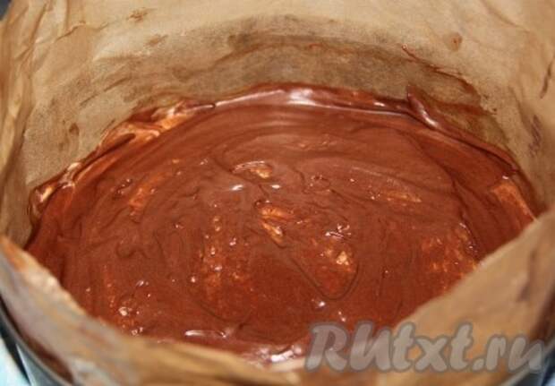 Выкладываем поверх наш шоколадный мусс и аккуратно разравниваем лопаткой в зазор между бисквитом  формой.      