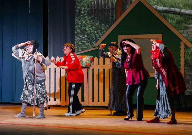 Питер татар театры премьера чыгарды: «Кызлар карый ярыктан» яки әбиләр орден эзли