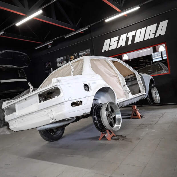 BMW E30 с широкими дисками SSR VeilSide