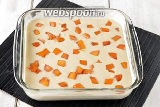Залить тыкву остальным тестом и разложить остальные кубики тыквы. Отправить пирог в предварительно разогретую до 180°С духовку на 40-45 минут (готовность пирога проверяем сухой лучинкой).