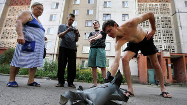 Осколок снаряда в Донецке, архивное фото