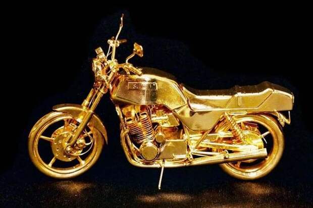 Скульптура золотой мотоцикл