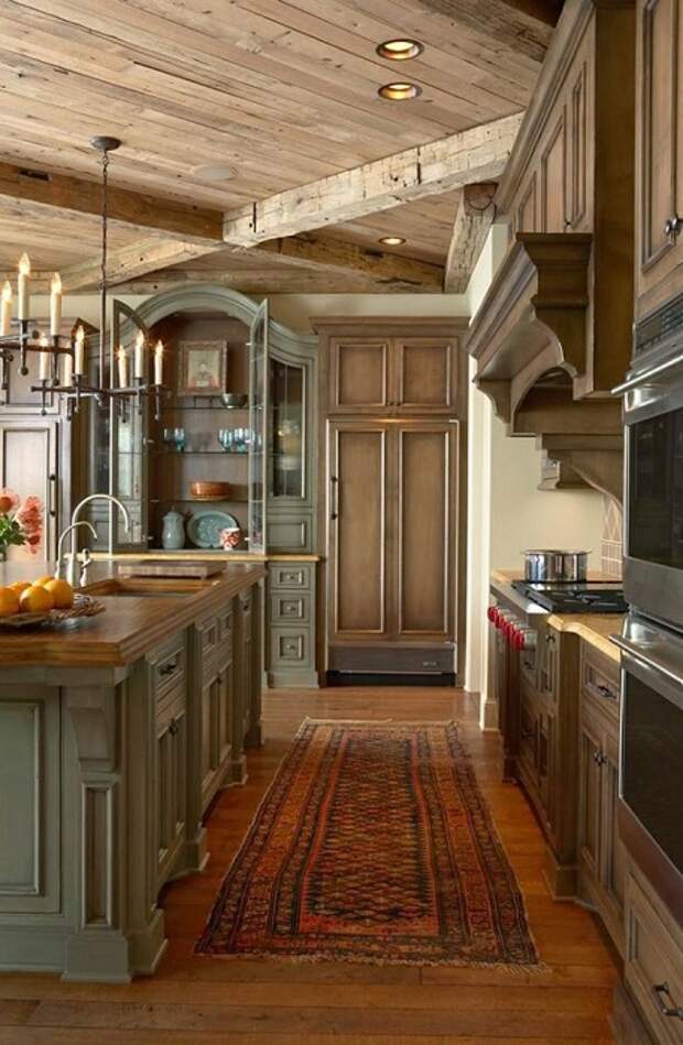 Интересный вариант оформления кухни с деревянными элементами, которые преобладают в её дизайне.