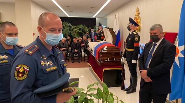 Трагическая смерть главы МЧС Зиничева: как прощаются с Героем России