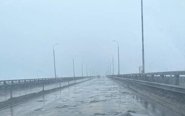 Яма на яме: на Солотчинском мосту асфальт продолжает сходить со снегом