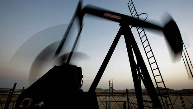 Добыча нефти, архивное фото Добыча нефти, архивное фото