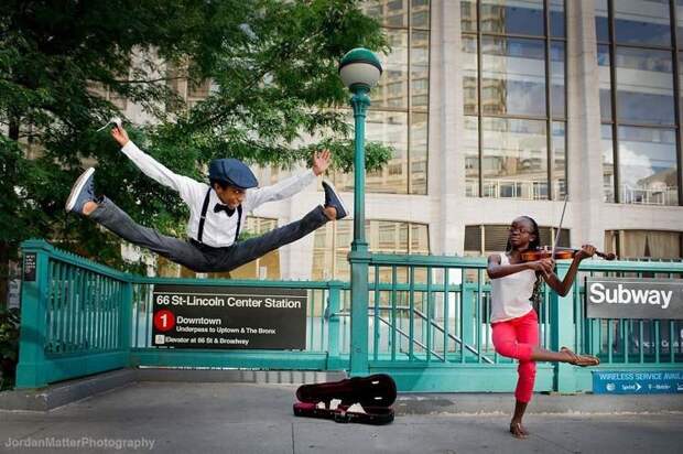 Фотограф снимает детей, легко выполняющих невозможные танцевальные движения дети, танцы, фотограф