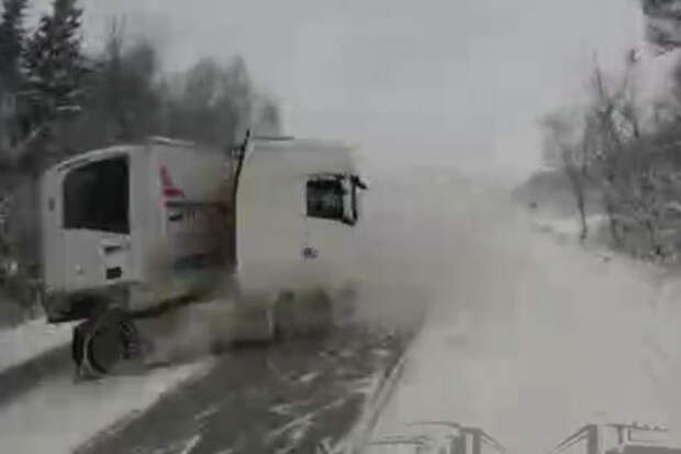 На трассе "Волга" дальнобойщик увернулся от неуправляемой фуры и попал на видео