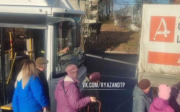 Металлический штырь воткнулся в лобовое стекло автобуса в Рязани