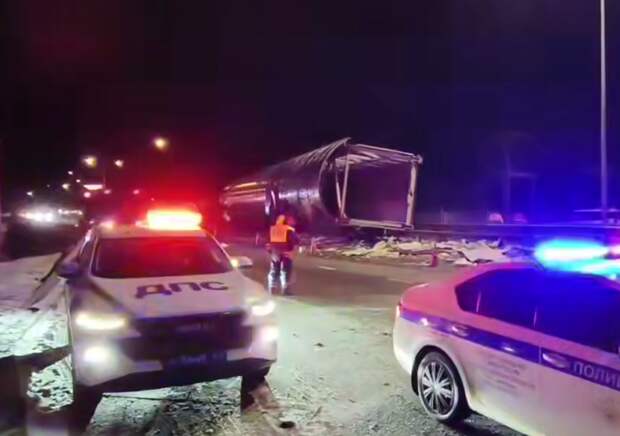 На трассе М-4 «Дон» под Ростовом самосвала снес мост, дорогу частично перекрыли