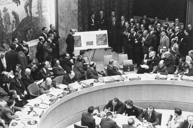 Adlai_Stevenson_shows_missiles_to_UN_Security_Council_with_David_Parker_standing.jpg