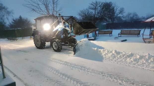 Ейск завалил сильнейший за десять лет снегопад: буксующие автобусы, застрявшие легковушки, КАМАЗ поперек дороги