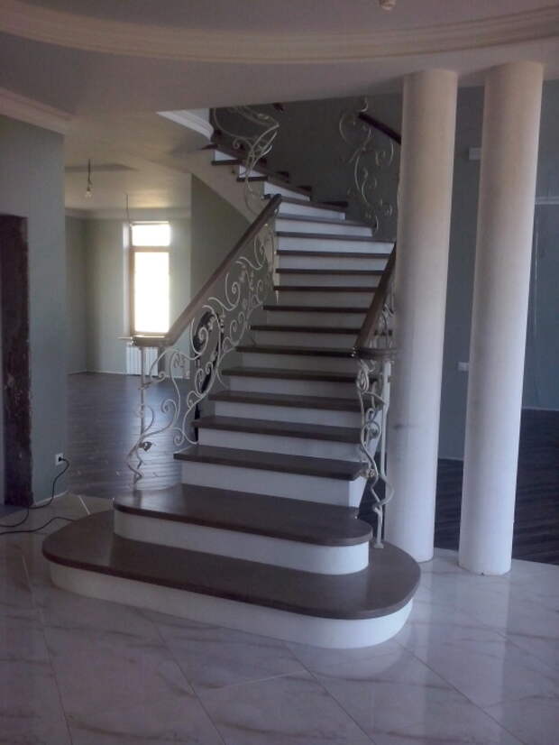 Классические каменные лестницы – необходимый элемент многих частных домов.