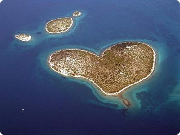 Необычные острова, фото - остров в виде сердца