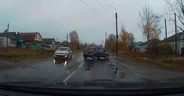 Автомобилистка перепутала педали и едва не устроила ДТП Автомобилистка перепутала педали и едва не устроила ДТП