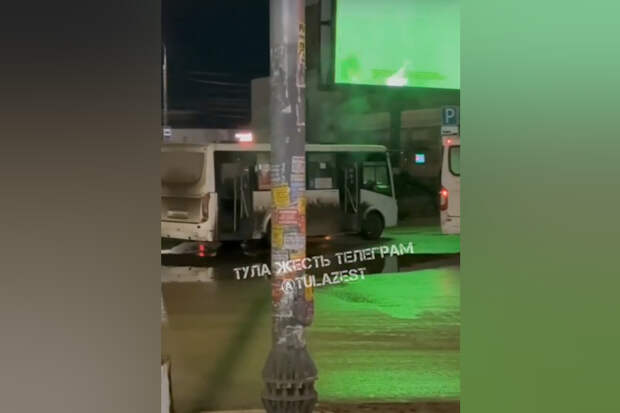 Автобус загорелся на Московском вокзале в Туле вечером 18 марта