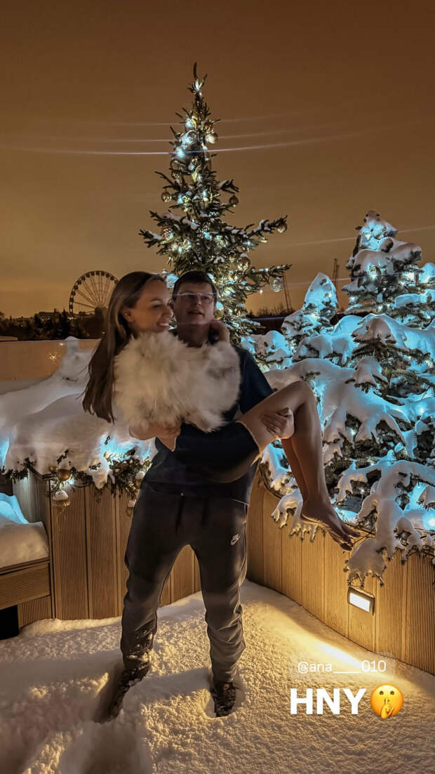 Андрей Аршавин снялся вместе с возлюбленной и дочерью в праздничной обстановке