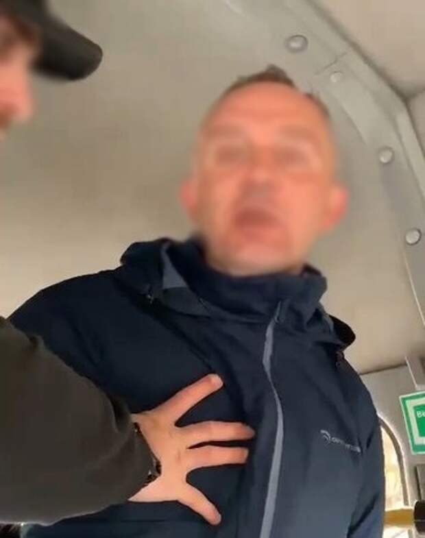 Водитель не остановил пассажира. Пассажир напал на водителя. Буйный водитель автобуса. Автобус призрак. Водитель не остановил пассажира.