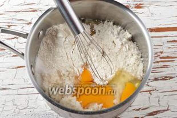 В кастрюле соединить сахар, ванильный сахар (1 стакан), 2 яйца, муку (3 ст. л.).