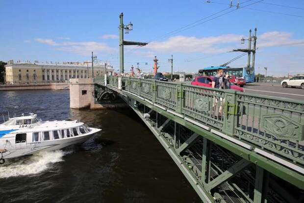 Ремонт на Биржевом мосту ограничит движение в Василеостровском районе