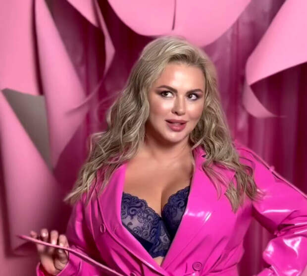 Певица Семенович назвала зумеров, которые делят счета с девушками, несчастными