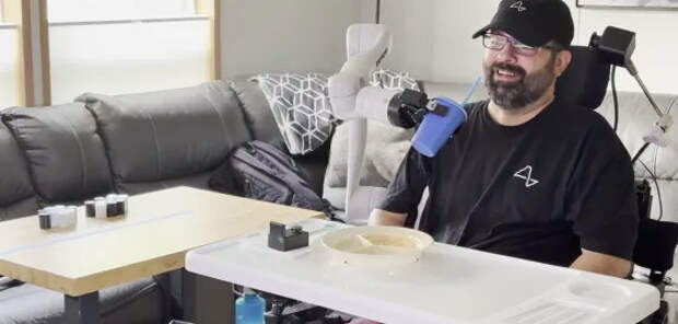 Пациент с чипом Neuralink начал управлять роборукой «силой мысли»