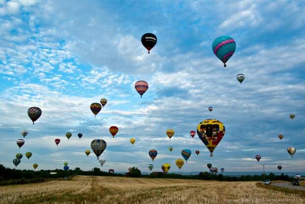 Воздушные шары в небе Франции: 343 шара одновременно! | NewsInPhoto.ru Новости и репортажи в фотографиях (20)