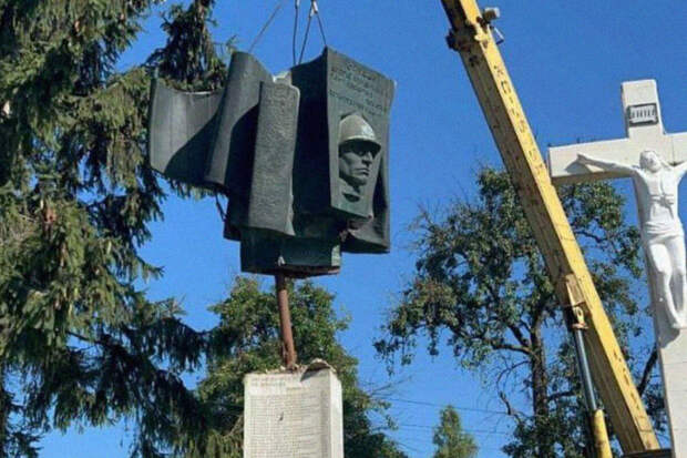 "Общественное": в Ровно сбросили с постамента памятник советским солдатам
