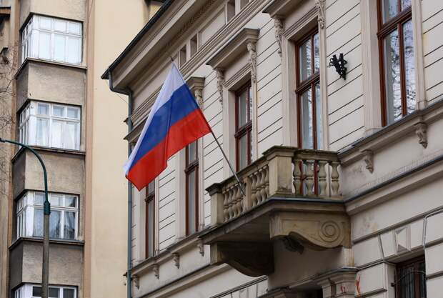 От посольства России в Сеуле потребовали убрать одну деталь с фасада