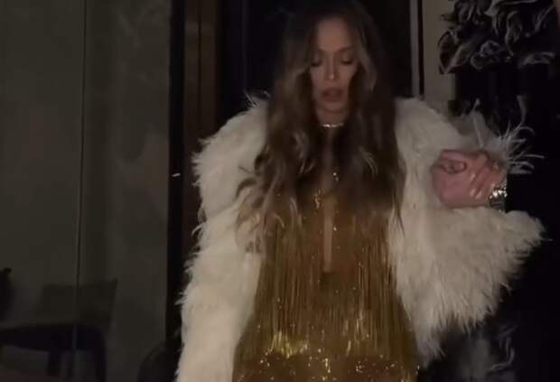 Певица Вера Брежнева показала фигуру в платье с разрезами до бедер