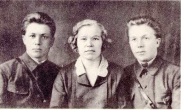 Николай (справа), Лидия и Виктор Кузнецовы, февраль 1932 г.
