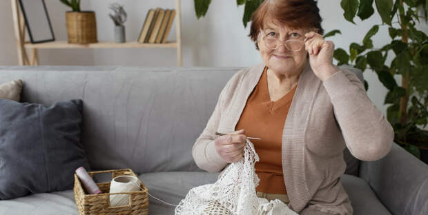 Немецкие бабушки связали свитера для детей в Донбассе