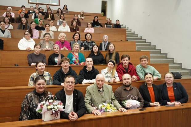 Александр Далматов: «Татар язучысы сюжет кора белү белән мактана алмый...»