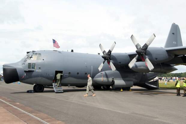 Топором по "Геркулесу" за $160 млн: ирландец на крыле американского самолёта — полиция с лестницей!