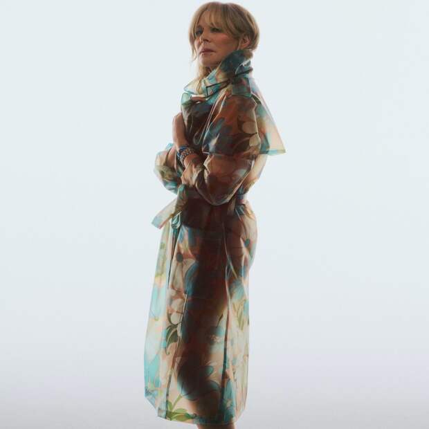 Фото 69-летней звезды «Секса в большом городе» в прозрачном плаще вызвало ажиотаж в сети