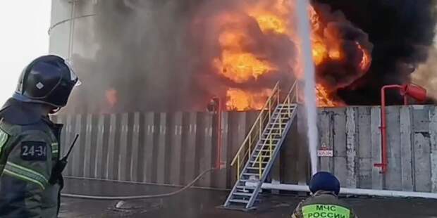 Атаки дронов на регионы России: пожар на нефтебазе, закрытые аэропорты и угроза АЭС