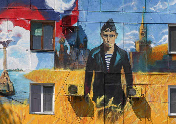 Рядовые жители страны выгод от присоединения Крыма не получили, но очень ему рады (на фото — граффити в Севастополе)