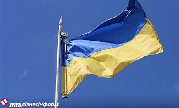 В Лисичанске бойцы АТО подняли над горсоветом флаг Украины В Лисичанске бойцы АТО подняли над горсоветом флаг Украины