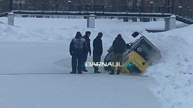 Трактор провалился под лед в парке "Изумрудный" в Барнауле