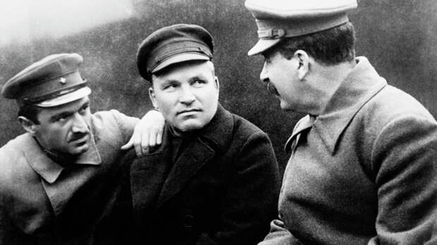 Анастас Микоян, Сергей Киров и Иосиф Сталин (слева направо) за беседой. Фото: © РИА Новости