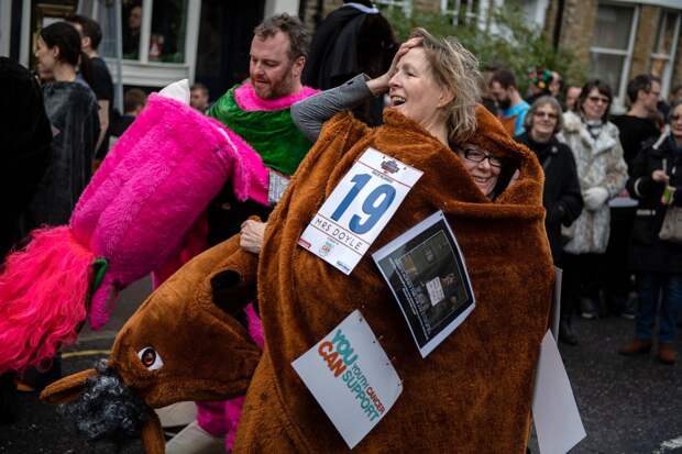 Веселая гонка лошадей London Pantomime Horse Race 2018