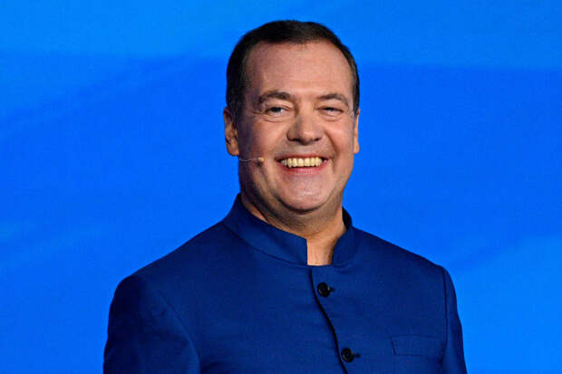 Медведев: Россия возвращается на мировую арену гражданского авиастроения