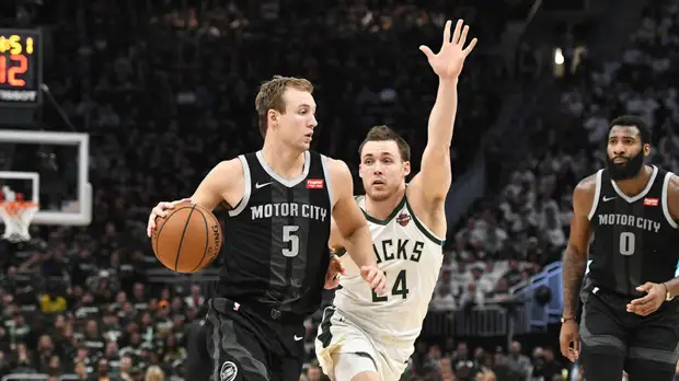 Дабл-дабл Адетокунбо помог «Милуоки» разгромить «Детройт» в плей-офф НБА