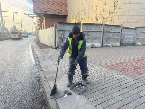 Петербургские дворники зарабатывают на 20 тысяч меньше московских